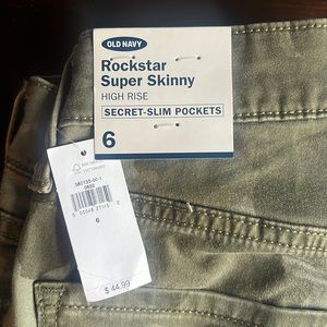 Old Navy Women’s Rockstar Super Skinny High Rose Cargo Jeans a size 6